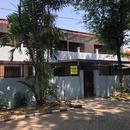 Oyo 90482 Rumah Oma Syariah Kupang  Esterno foto